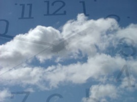 Tid visualiserad av urtavla i moln.