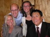 Robert Kiyosaki och Kim Kiyosaki tillsammans med Markus och Filippa Amanto.