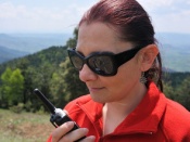 Kvinnan talar via walkie-talkie